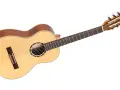 Eine helle Kindergitarre 4 Jahre, perfekt für kleine Musiker.