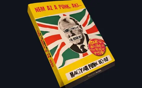 Buchcover "Magyar Punk 80-89" mit Union Jack und einem Mann, dessen Gesicht mit Text überklebt ist. Erinnert an britische Punkbands.