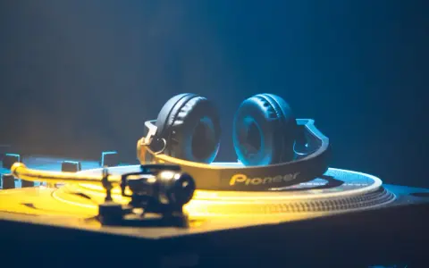 DJ-Kopfhörer auf Plattenspieler, bereit für elektronische Musikgenres.