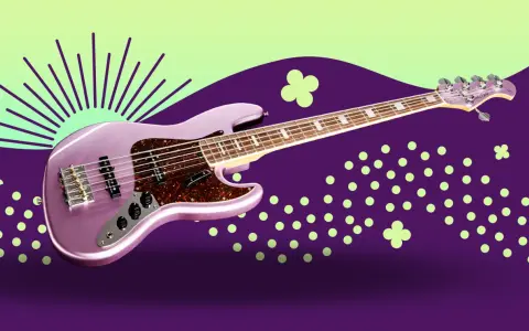 Glitzernder lila E-Bass mit fünf Saiten, ein Beispiel für hochwertige E-Bass-Marken, vor einem lila und hellgrünen Hintergrund mit Punkten und Strahlen.