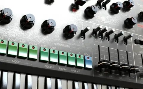 Nahaufnahme eines Synthesizer-Panels mit vielen Knöpfen, Schaltern und Tasten. Ideal für kostenlose Synthesizer VST-Plugins.