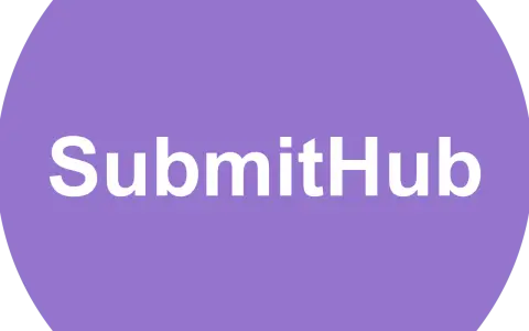 SubmitHub: Ein lila Kreis mit weißem Text, der die Marke repräsentiert.
