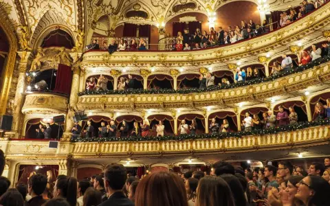 Ein prunkvolles Theater mit vielen Rängen, auf denen Zuschauer sitzen und applaudieren. Hier wird gerade gefragt: was ist eine Operette?