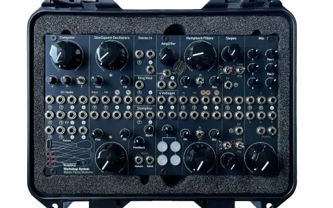 Ein schwarzes, modular aufgebautes Musikinstrument mit vielen Knöpfen und Buchsen, bereit für kreative Klangerzeugung durch **modular synthesis**.