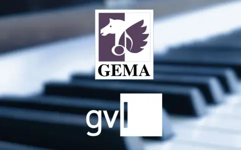 GEMA und GVL Logos über unscharfen Klaviertasten. Diese Organisationen kümmern sich um Musik-Tantiemen.