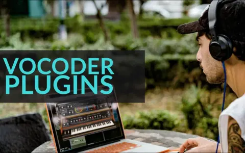 Mann mit Kopfhörern und Tätowierung am Arm arbeitet draußen an einem Laptop, auf dem Vocoder Plugins angezeigt werden.