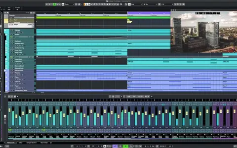 DAW Software Windows: Cubase mit vielen Spuren für Streicher, Holz- und Blechbläser. Ein Video mit Hochhäusern läuft.