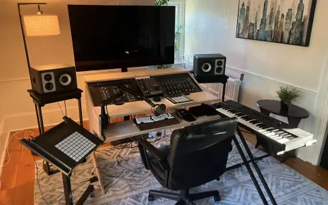 Einrichtung eines Podcast-Studios: Mischpult, Mikrofon, Keyboard und Lautsprecher sind bereit für den nächsten Hit.