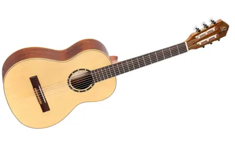 Eine helle Kindergitarre 4 Jahre, perfekt für kleine Musiker.