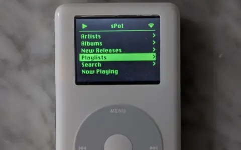 Ein iPod Classic mit dem Menü "sPot" und der Option "Playlists" hervorgehoben. Nostalgie trifft auf modernen Musikgenuss, wie ein iPod Classic mit Spotify-ähnlicher Oberfläche.
