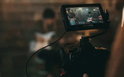 Kamerafilmung einer Band für die Sync-Lizenzierung. Auf dem Monitor ist eine Frau mit Gitarre zu sehen.