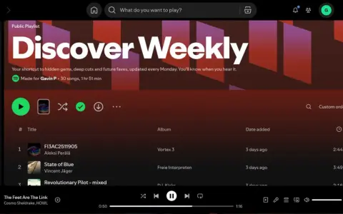 Spotify-Playlist "Discover Weekly" mit Titeln wie "FI3AC2511905" und "State of Blue".
