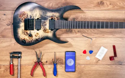 E-Gitarre aufbau: Werkzeuge, Plektren, Stimmgerät-App und ein Inbusschlüssel liegen bereit.