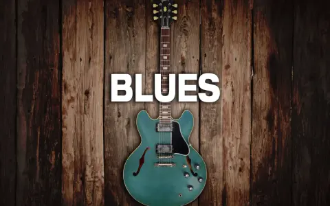 Eine teal-farbene E-Gitarre mit dem Wort "BLUES" darüber, auf rustikalem Holz Hintergrund.