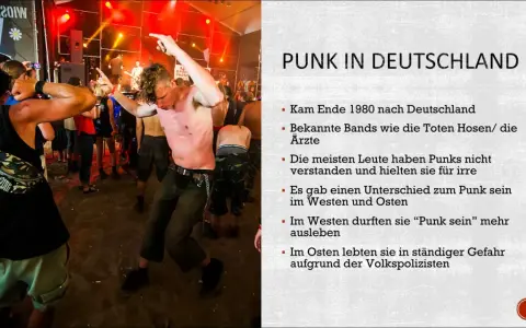 Junge Männer tanzen ausgelassen zu Punk-Songs auf einem Festival. Die Szene zeigt die Energie und Rebellion der Punk-Bewegung in Deutschland.