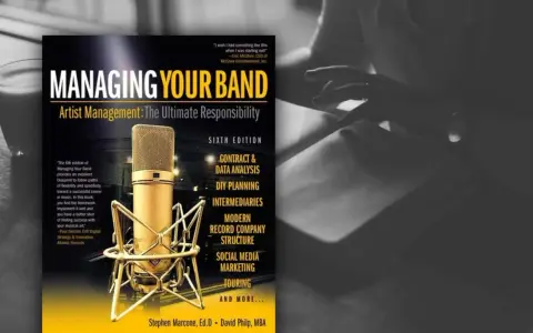 Buch "Managing Your Band" zeigt, wie man als band manager erfolgreich wird. Mit Mikrofon und Notizen.