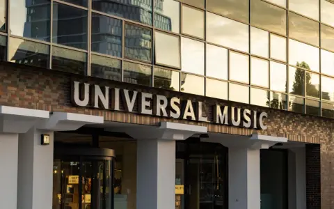 Das Gebäude von Universal Music, einem großen major label, mit seinem Namen in großen Buchstaben.