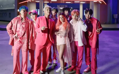 BTS und Halsey in pinken Outfits, ein Bild, das die vielen BTS Spotify Streams feiert.