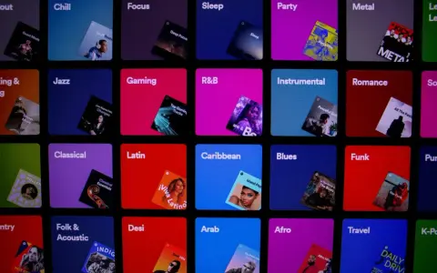 Spotify-Kacheln mit Genres wie Chill, Jazz, Latin und Afro. Eine Spotify Rap Playlist könnte hier versteckt sein.