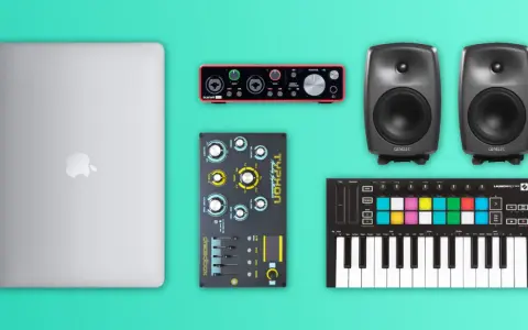 So kannst du Techno Musik machen: Laptop, Audio-Interface, Synthesizer, MIDI-Controller und Monitore.