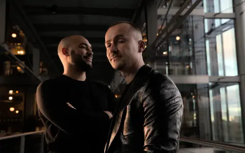 Zwei Männer posieren für ein Foto, das die Stimmung ihres neuen ep music Tracks einfängt.
