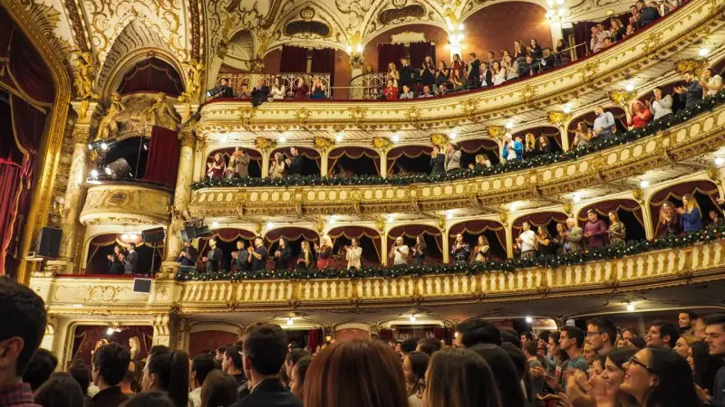 Ein prunkvolles Theater mit vielen Rängen, auf denen Zuschauer sitzen und applaudieren. Hier wird gerade gefragt: was ist eine Operette?